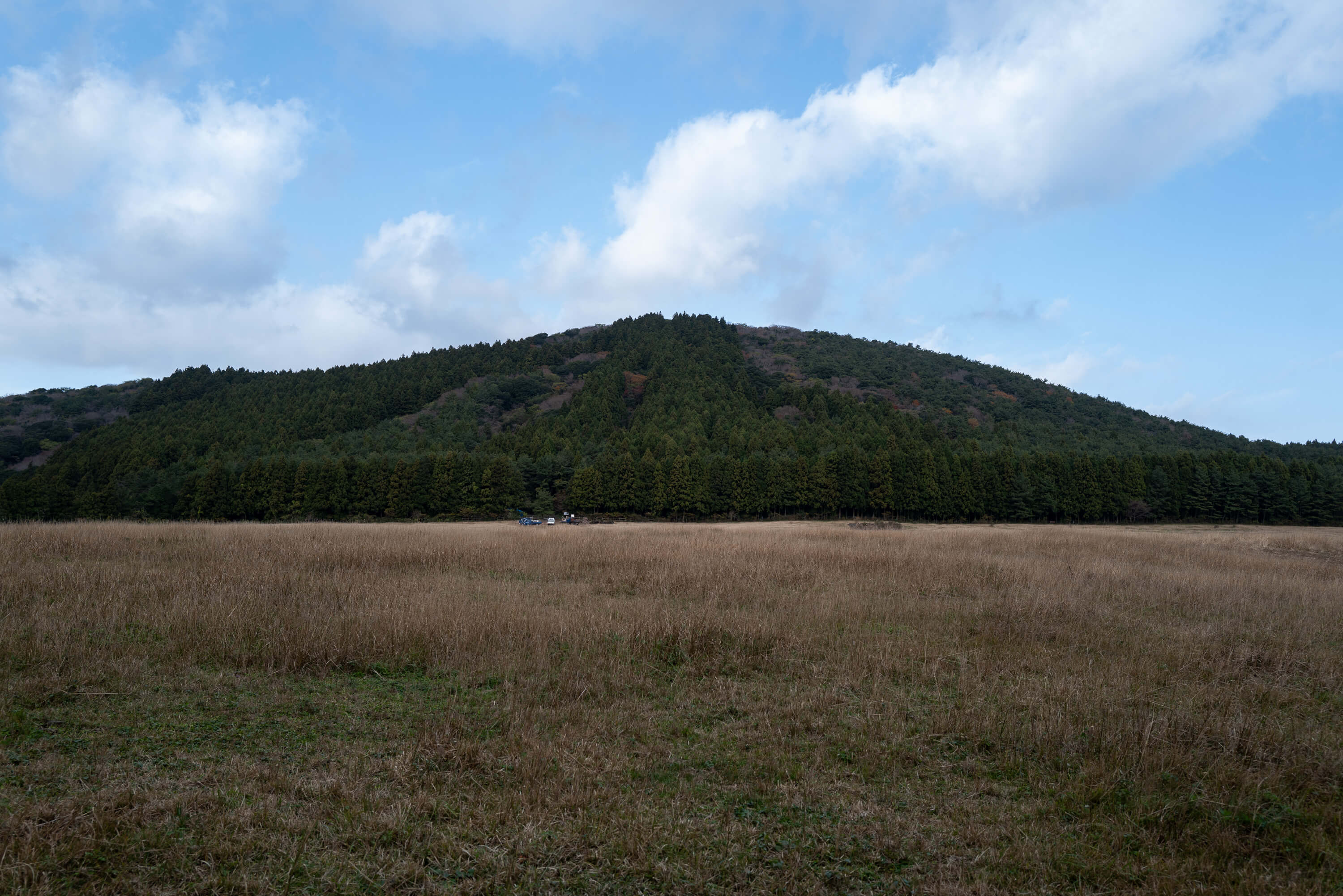 넓은 앞 들판과 오름의 모습